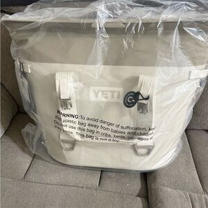 YETI Hopper M30 Soft Cooler in Cape Taupe